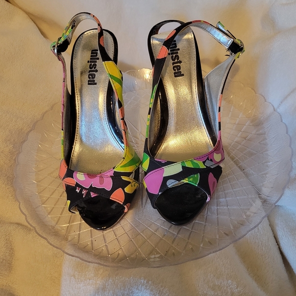 SHOE CLEAROUT SALE!  Heels by UNLISTED size 6 - Picture 2 of 8